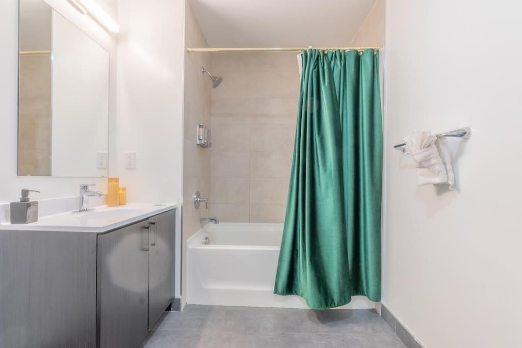 2 Bedroom 2 Bath Suite, Near American Dream And The Airport, Free Parking, King Bed And 2 Queen Beds, Washer And Dryer Orange Экстерьер фото