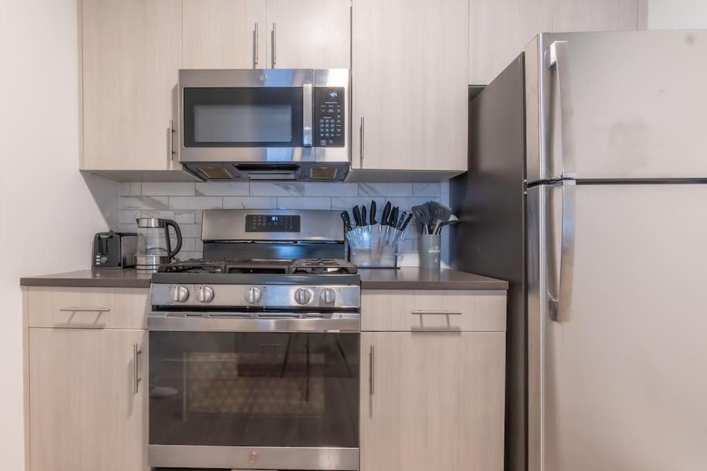 2 Bedroom 2 Bath Suite, Near American Dream And The Airport, Free Parking, King Bed And 2 Queen Beds, Washer And Dryer Orange Экстерьер фото