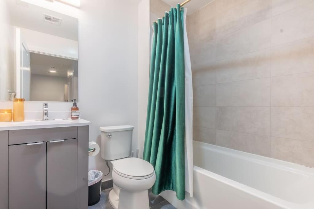2 Bedroom 2 Bath Suite, Near American Dream And The Airport, Free Parking, King Bed And 2 Queen Beds, Washer And Dryer Orange Экстерьер фото