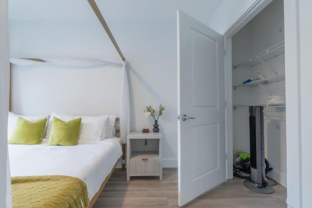 2 Bedroom 2 Bath Suite, Near American Dream And The Airport, Free Parking, King Bed And 2 Queen Beds, Washer And Dryer Orange Экстерьер фото