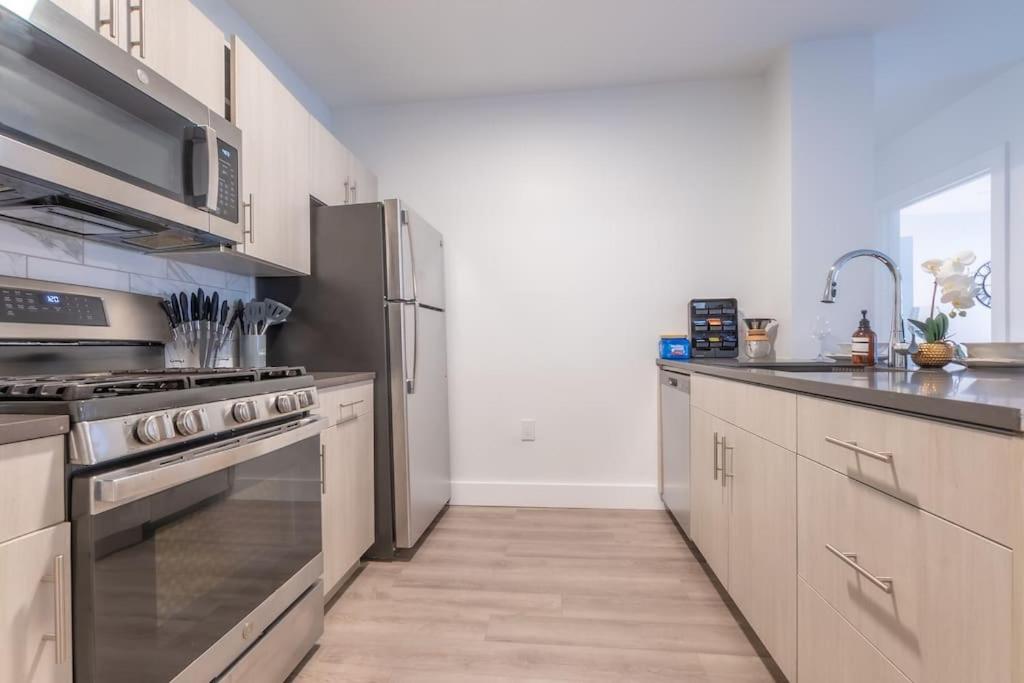 2 Bedroom 2 Bath Suite, Near American Dream And The Airport, Free Parking, King Bed And 2 Queen Beds, Washer And Dryer Orange Экстерьер фото