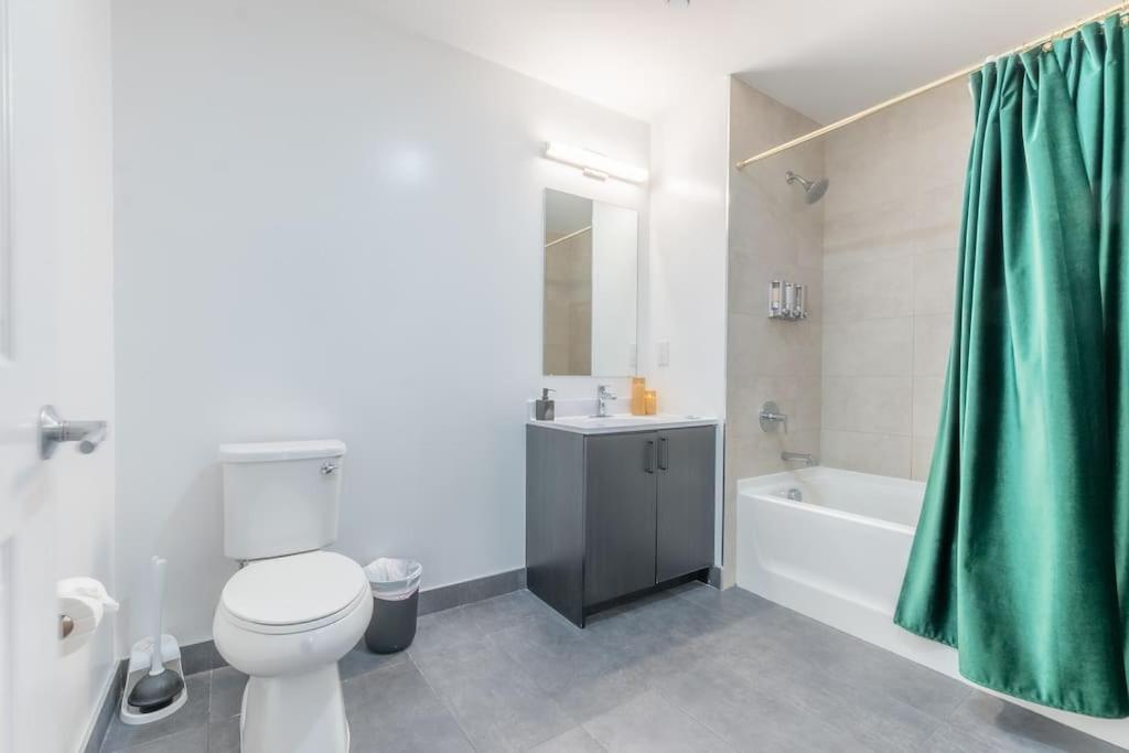 2 Bedroom 2 Bath Suite, Near American Dream And The Airport, Free Parking, King Bed And 2 Queen Beds, Washer And Dryer Orange Экстерьер фото
